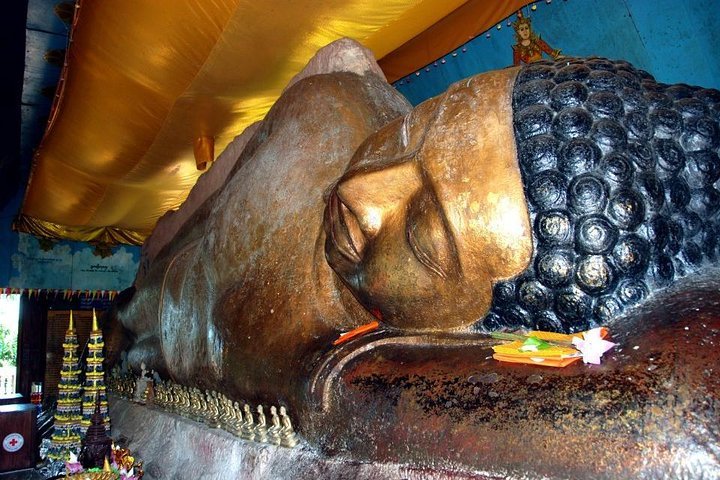 Reclining Buddha statue